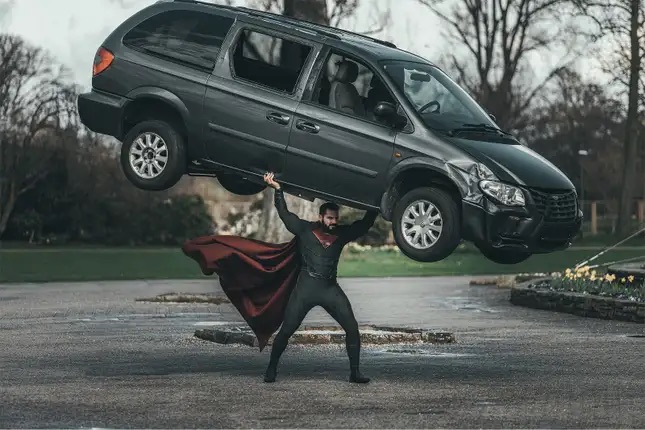 Cosplay de Superman par Maul soulevant un monospace