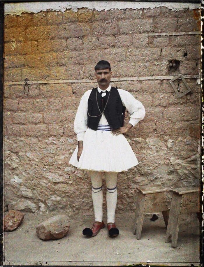Un homme en costume traditionnel à Kestri, Grèce, 1912