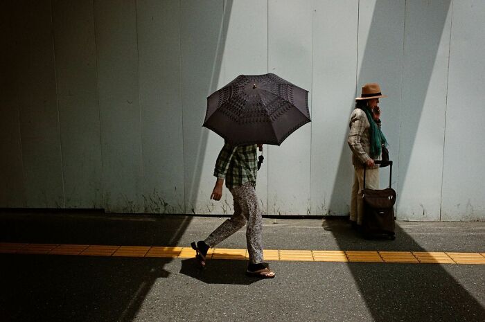 un homme avec un parapluie