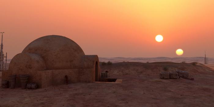 La planète Tatooine dans Star Wars gravite autour de deux soleils.