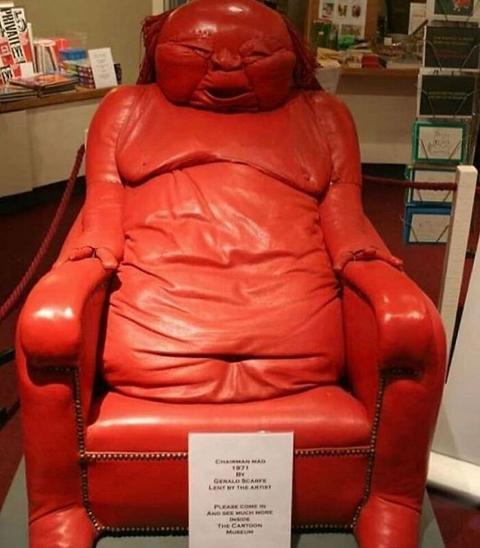 un fauteuil rouge