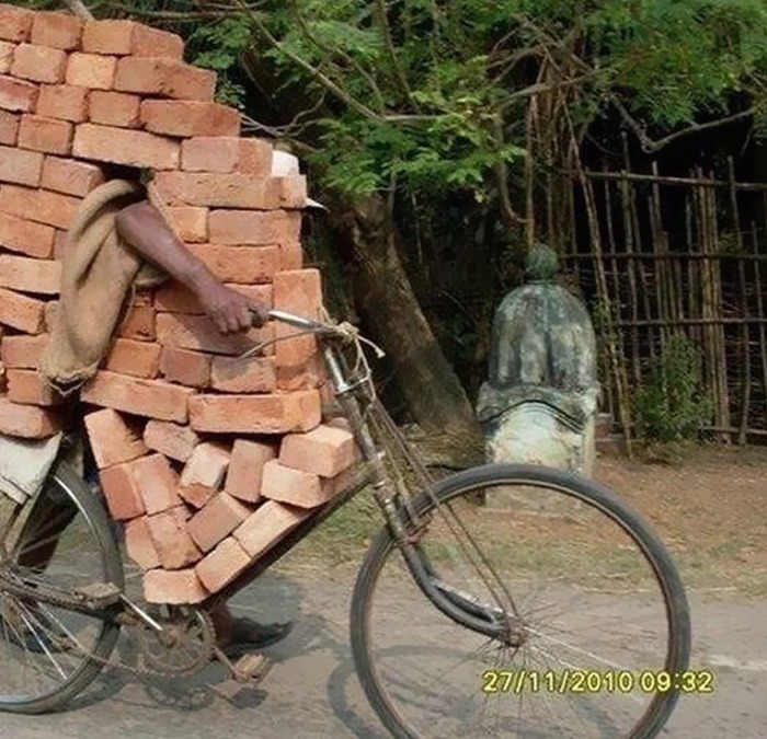 transport de briques en vélo
