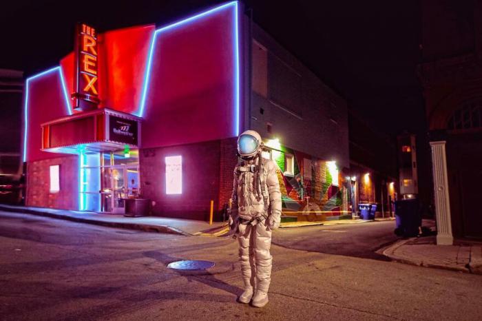 astronaute marchant dans la rue