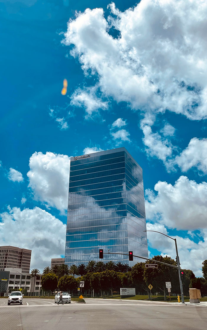 un immeuble parfait avec un reflet de nuage