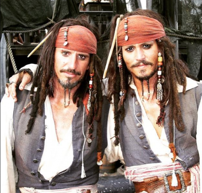 Johnny Depp et sa doublure Tony Angelotti sur le tournage de Pirates des Caraïbes