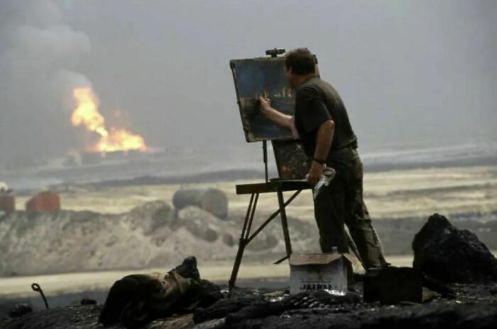 Le peintre Marc Monnier en train de peindre la Guerre du Golfe sur le front. 