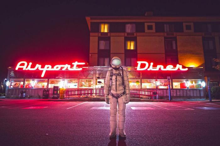 astronaute devant un restaurant