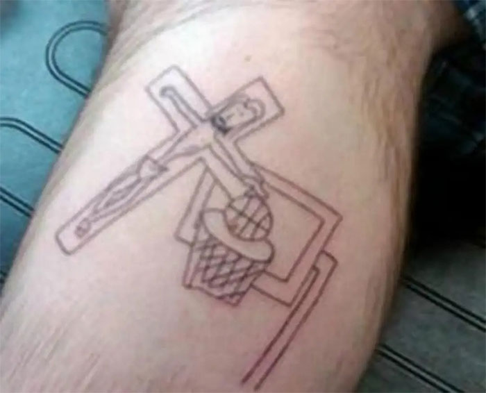 tatouage raté Jesus sur la croix qui marque un panier de basket