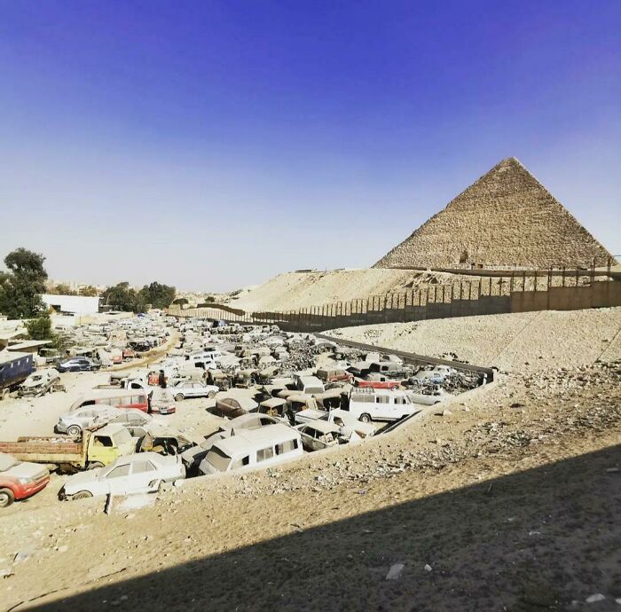 Une casse à côté des pyramides de Gizeh