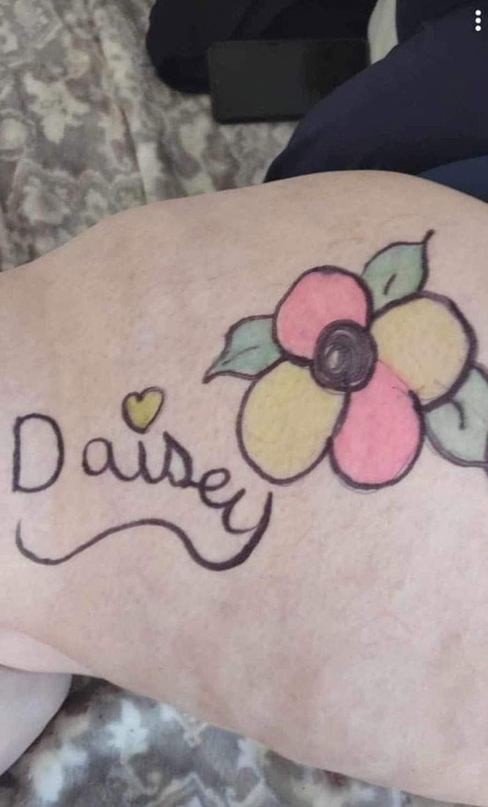tatouage raté rose avec prénom Daisey