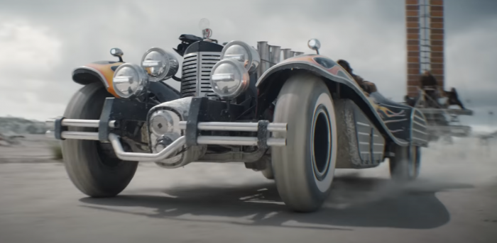 La voiture de Crâne Rouge avec le logo de Iron Man