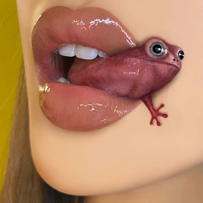 un maquillage avec une grenouille qui sort de la bouche