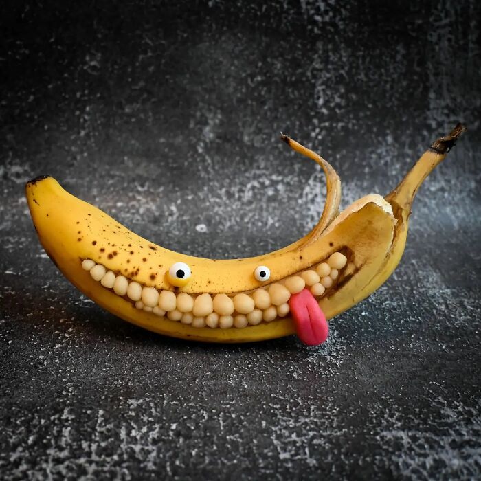 une banane qui sourit