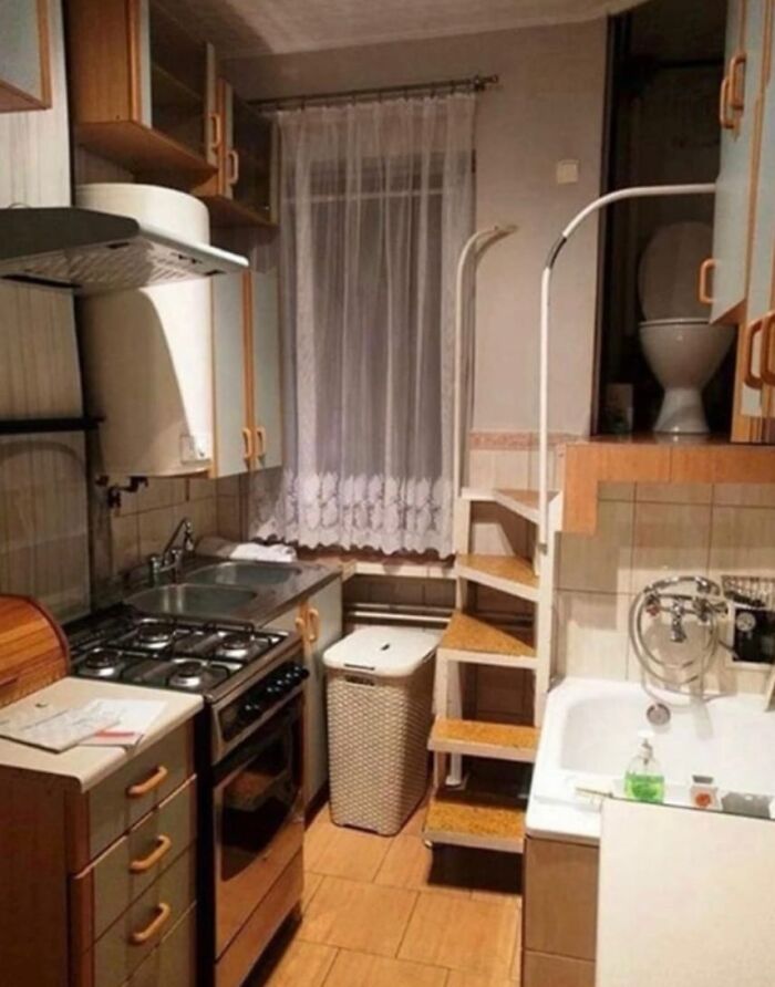 un wc surélevé dans une cuisine