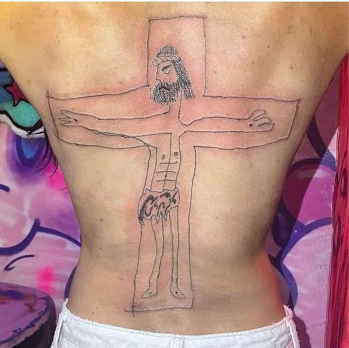 tatouage raté  jesus sur la croix dans le dos