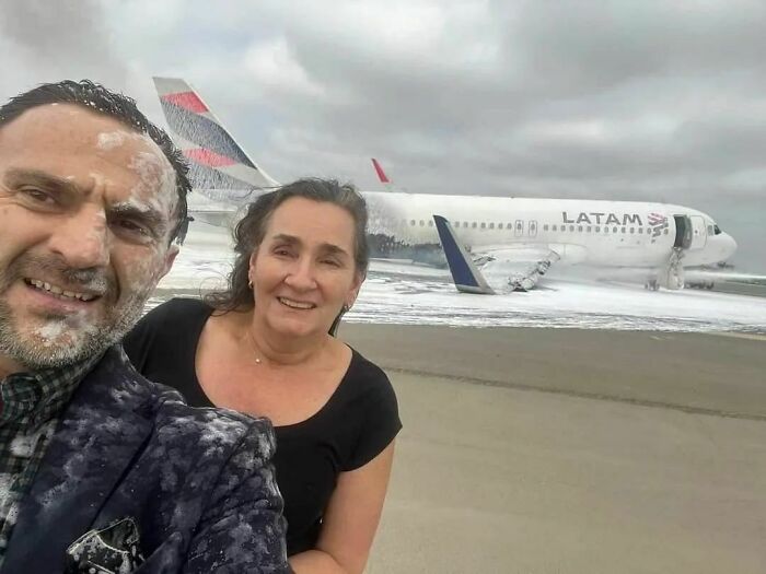 un selfie devant un avion écrasé