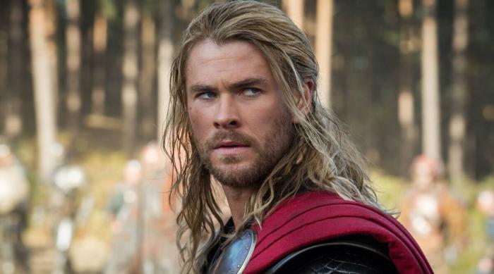 Chris Hemsworth en Thor dans Thor Le Monde des ténèbres