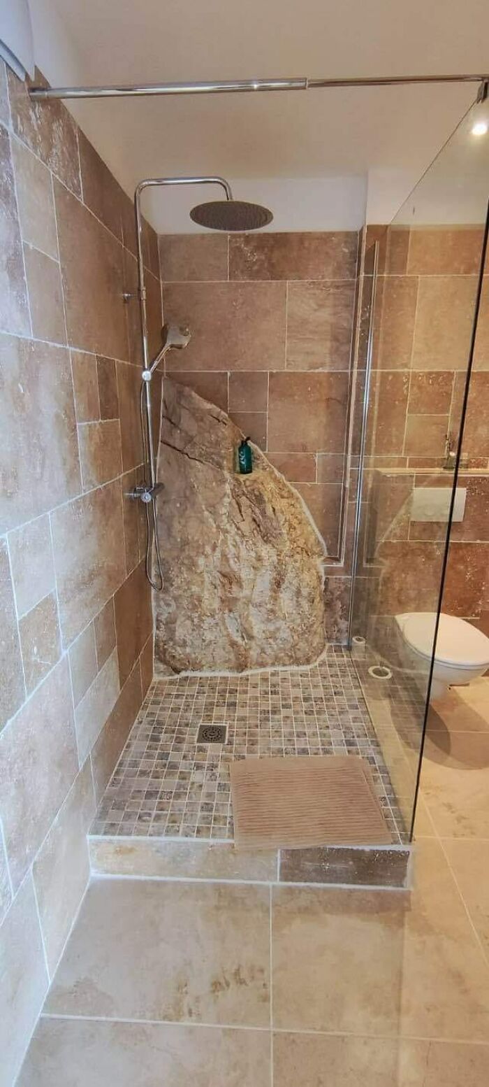 une salle de bain en pierre