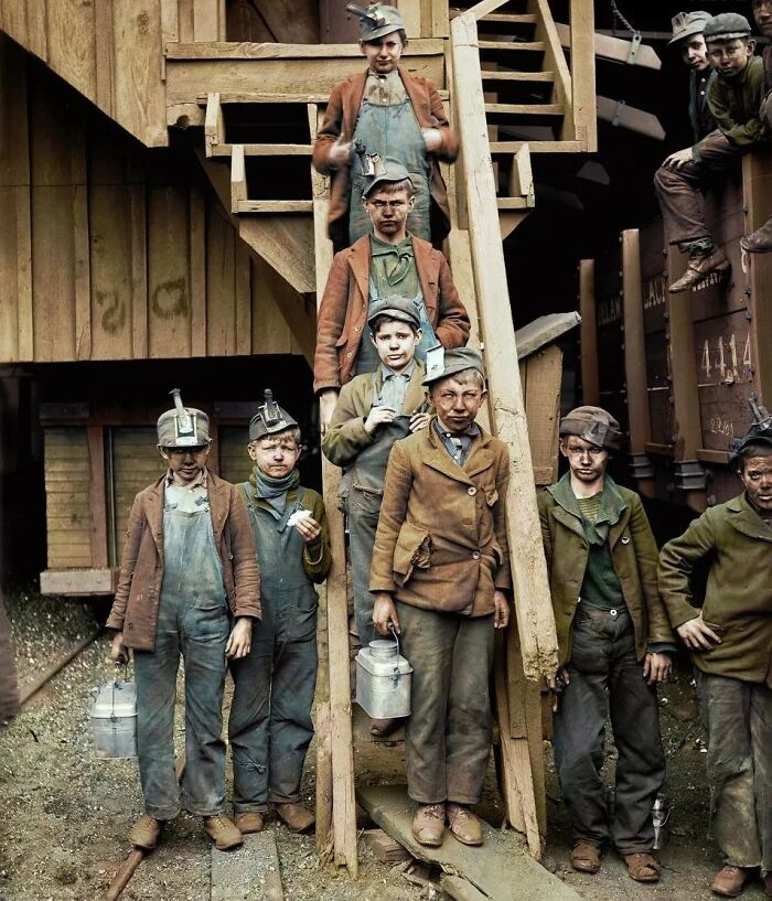 #dixUn groupe de Breaker Boys à la Woodward Coal Mines à Kingston, en Pennsylvanie, pose pour une photo. Photographie prise vers 1900