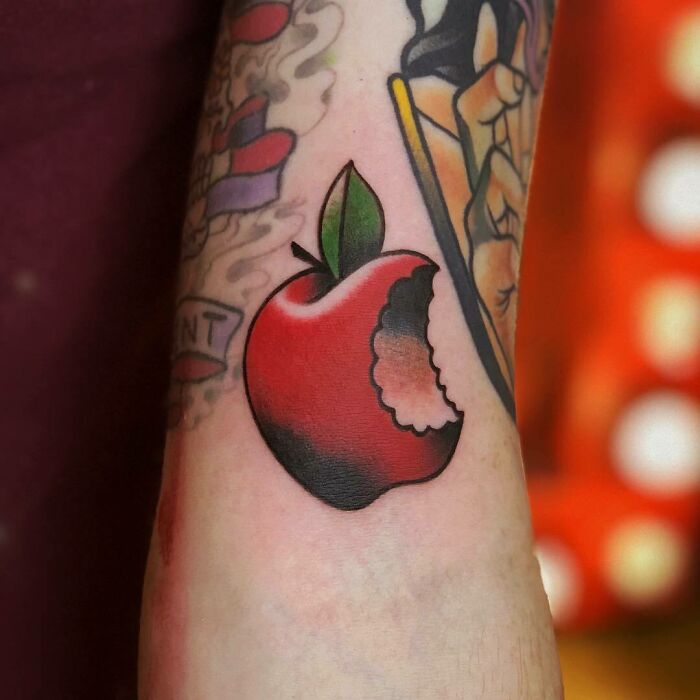 tatouage de pomme croquée