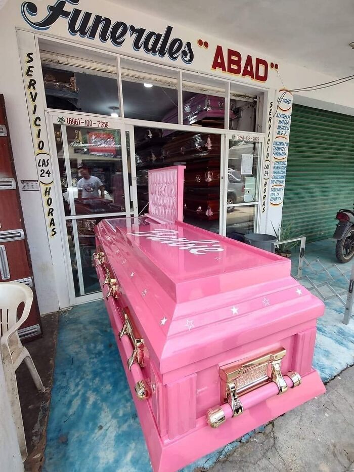 un cercueil rose