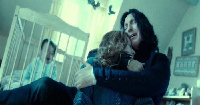 Severus Rogue tenant dans ses bras le cadavre de Lily Potter.