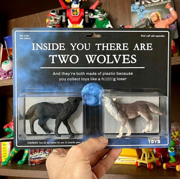 deux loups en plastique