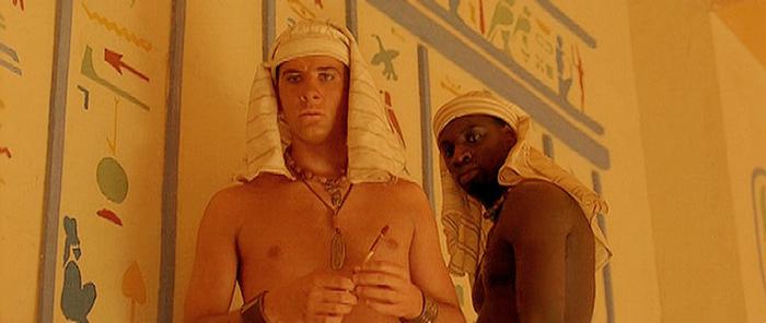 Omar et Fred dans une scène coupée de Mission Cléopâtre