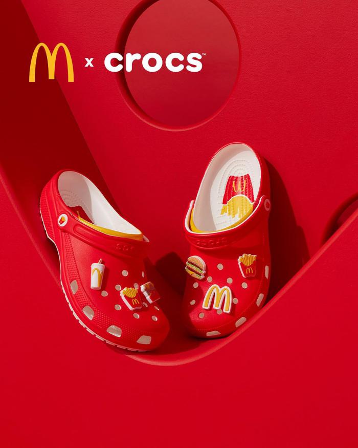 Paire de Crocs aux couleurs de McDo