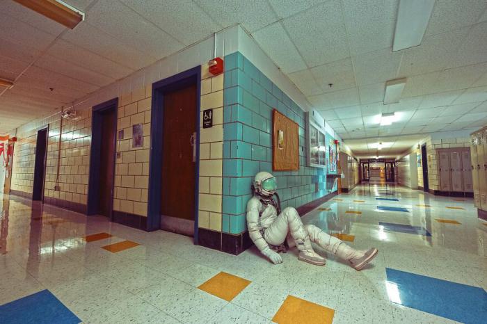 astronaute allongé dans une école