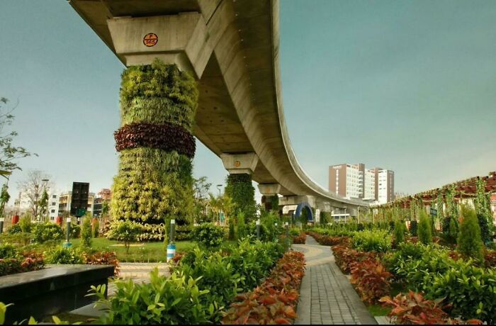 un pont qui traverse la ville