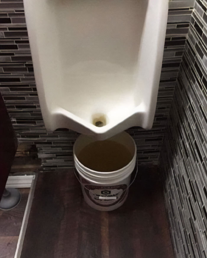 un urinoir avec un saut