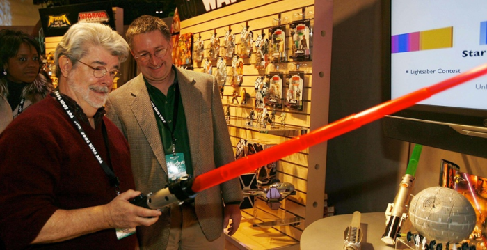 George Lucas dans une boutique qui vend des produits dérivés Star Wars