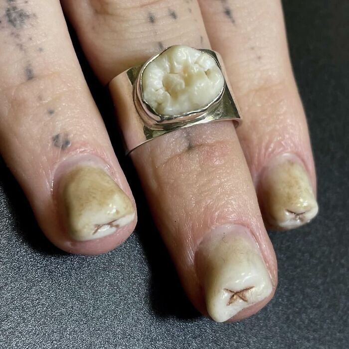 Des ongles et une bagues façon dents