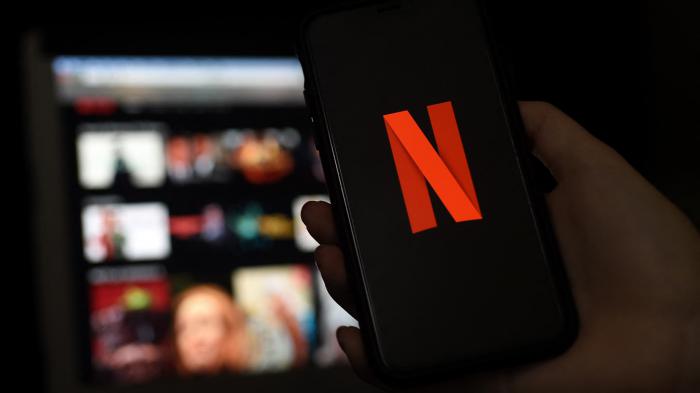 Logo Netflix sur un smartphone et devant l