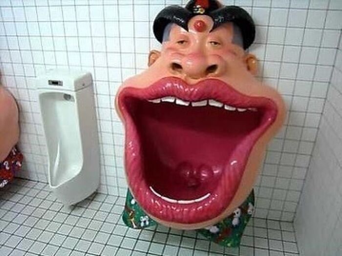 un urinoire en forme de bouche