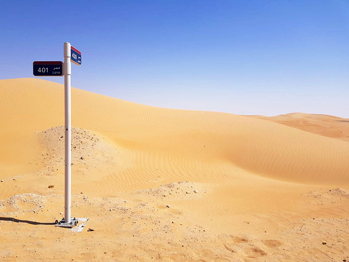 des panneaux de route dans le désert