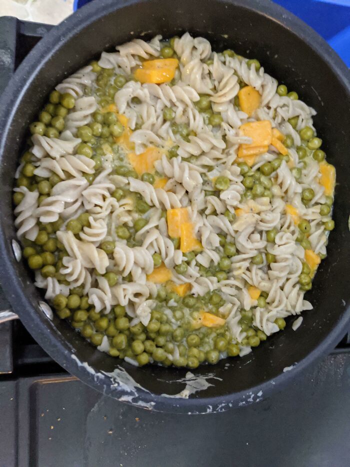 un plat de pâte aux petits pois