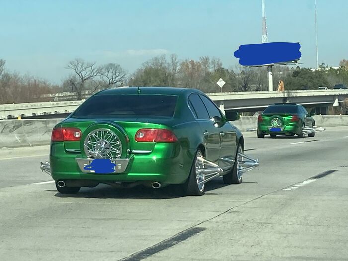 une voiture verte