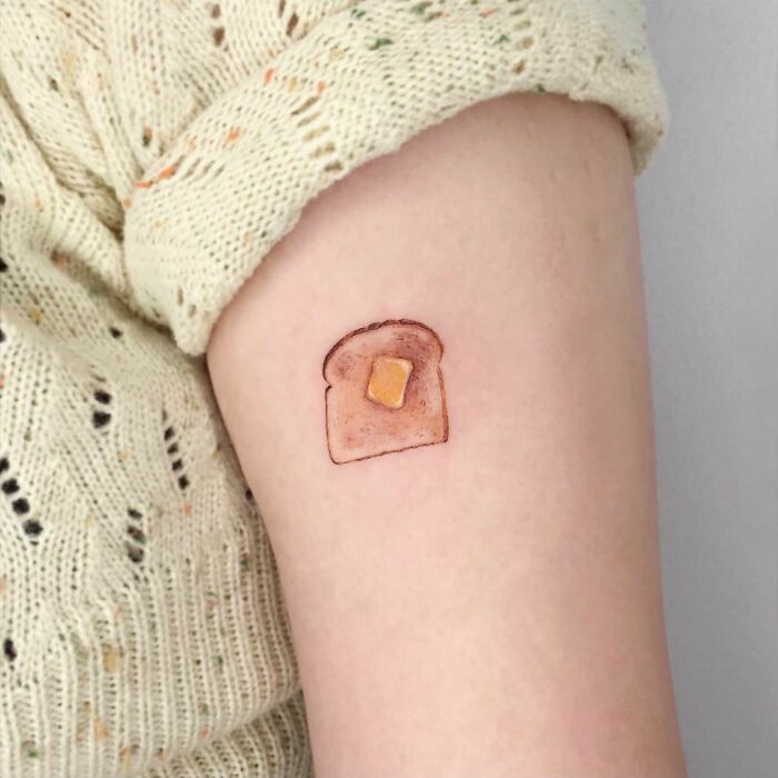 tatouage de oeuf sur du pain
