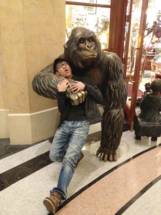 une statue de singe