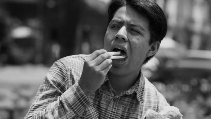 Un mexicain mangeant des frites Burger King