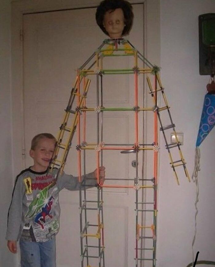 un enfant avec une construction