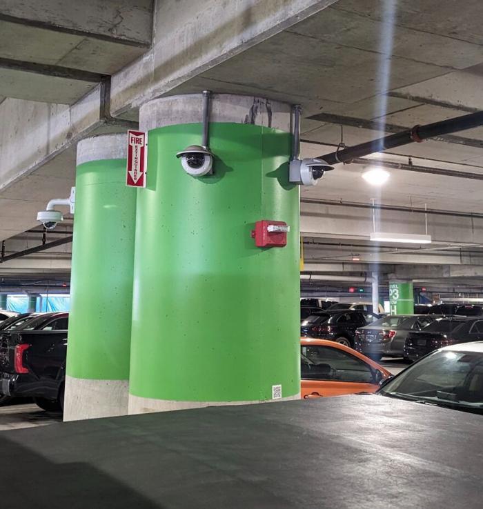 un visage dans le parking