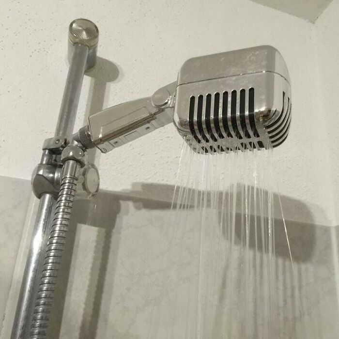 une douche avec un micro