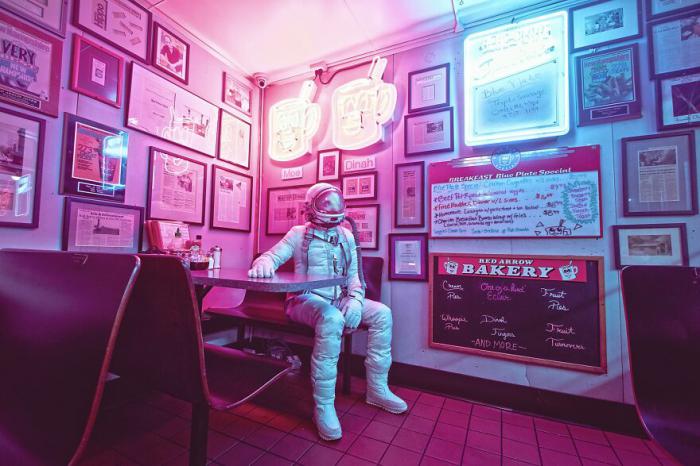 astronaute dans un restaurant diner