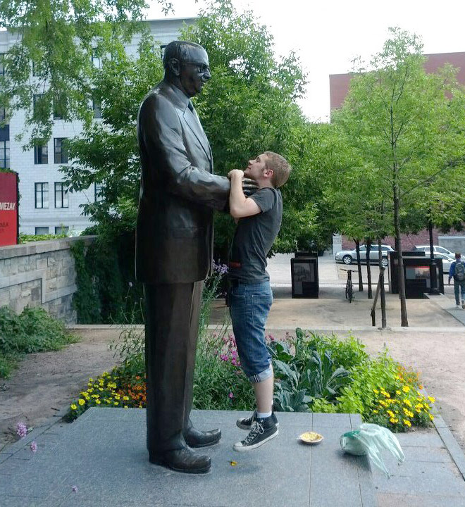 une statue qui soulève un homme
