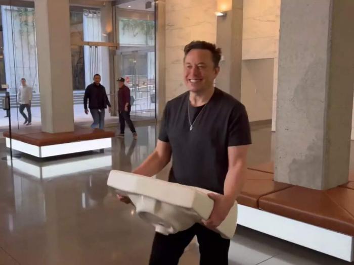 Elon Musk avec un évier lors de son arrivée au siège de Twitter
