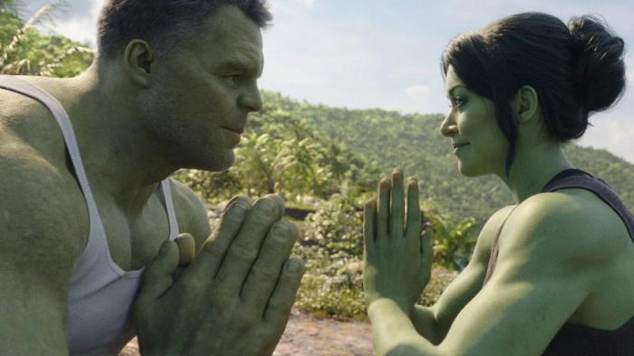 Bruce Banner et Jennifer Walters dans la série She-Hulk, disponible en streaming sur Disney+.