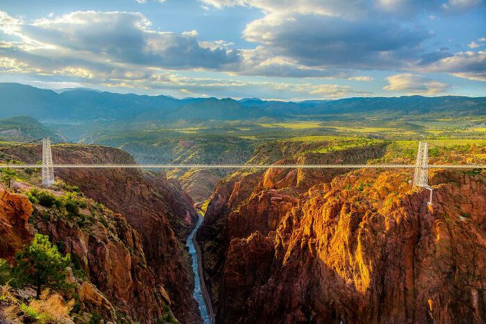 un pont au milieu des canyons